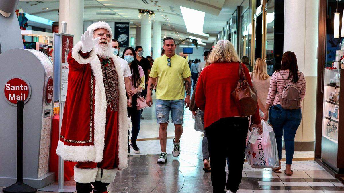 Santa Claus saluda a los compradores en el Dadeland Mall mientras aprovechan las ofertas del Black Friday el viernes 26 de noviembre de 2021.
