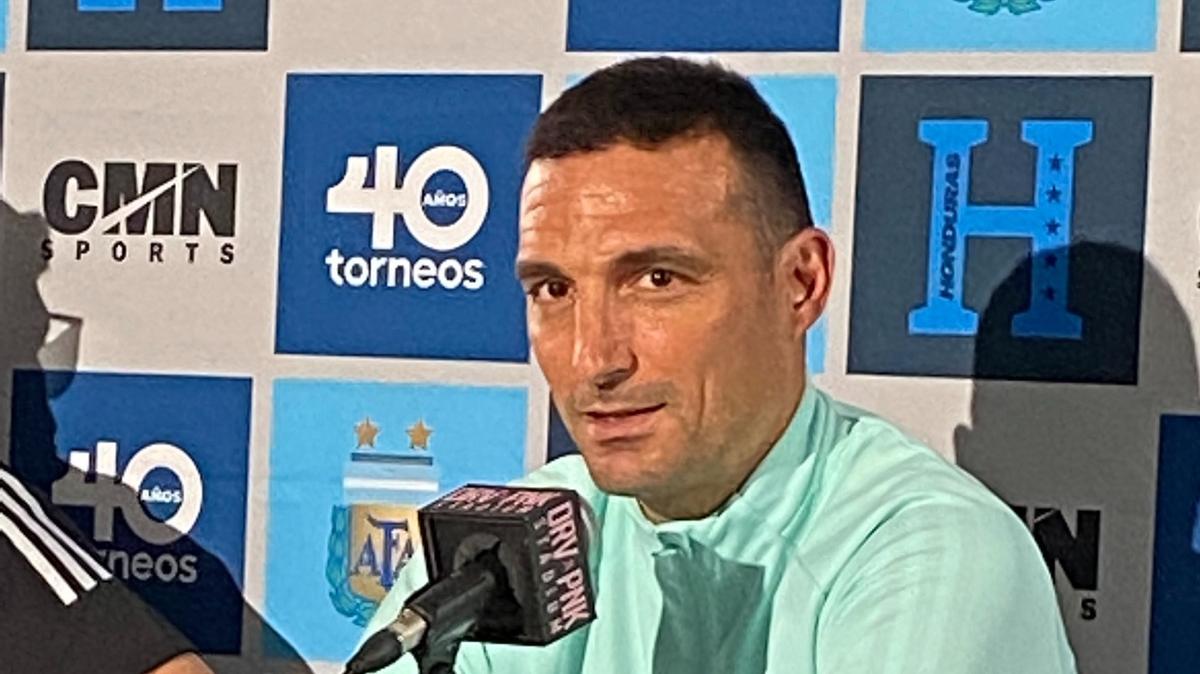 El entrenador de Argentina Lionel Scaloni participa en la conferencia de prensa previa al partido amistoso entre su selección y Honduras, el 22 de septiembre de 2022 en el DRV PNK en Fort Lauderdale.