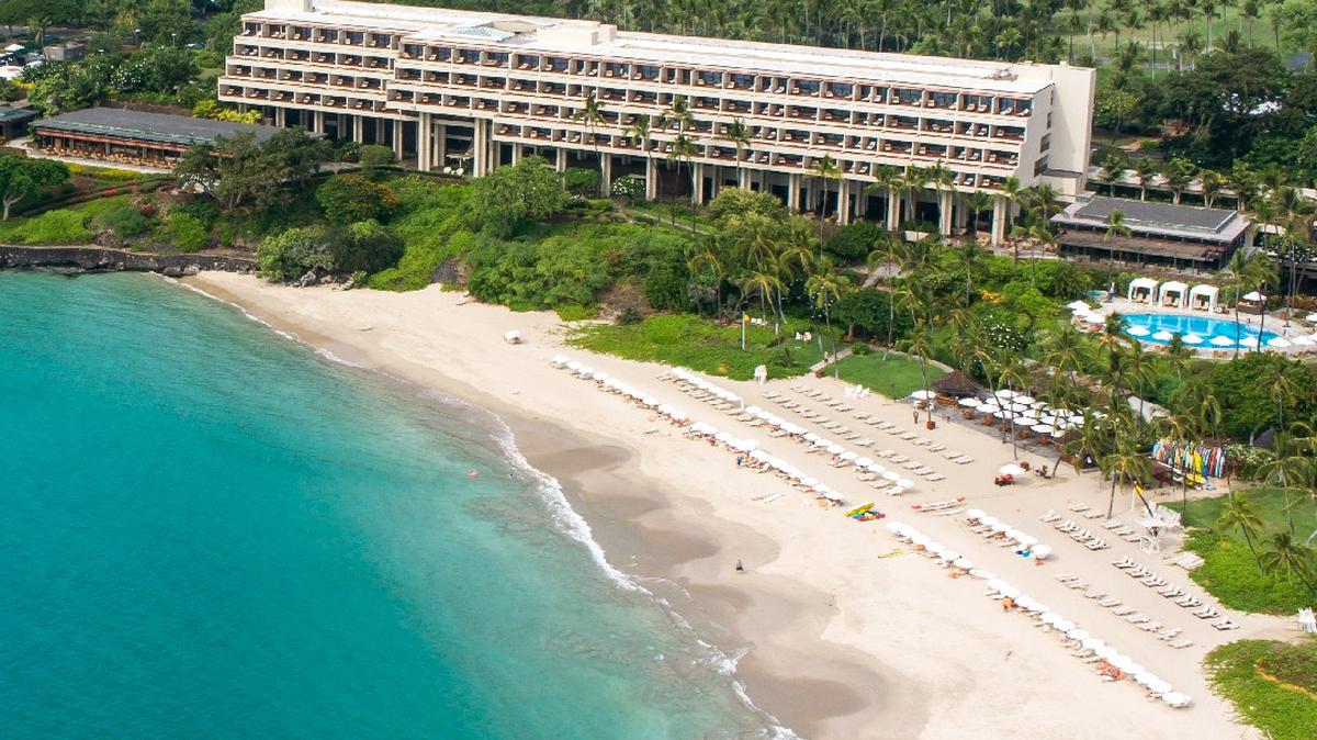 Mauna Kea Resort & Residences en Hawai. Expertos de Expidia incluyeron a Hawai como uno de los destinos lejos de las multitudes y perfectos para pasar días sin hacer nada.