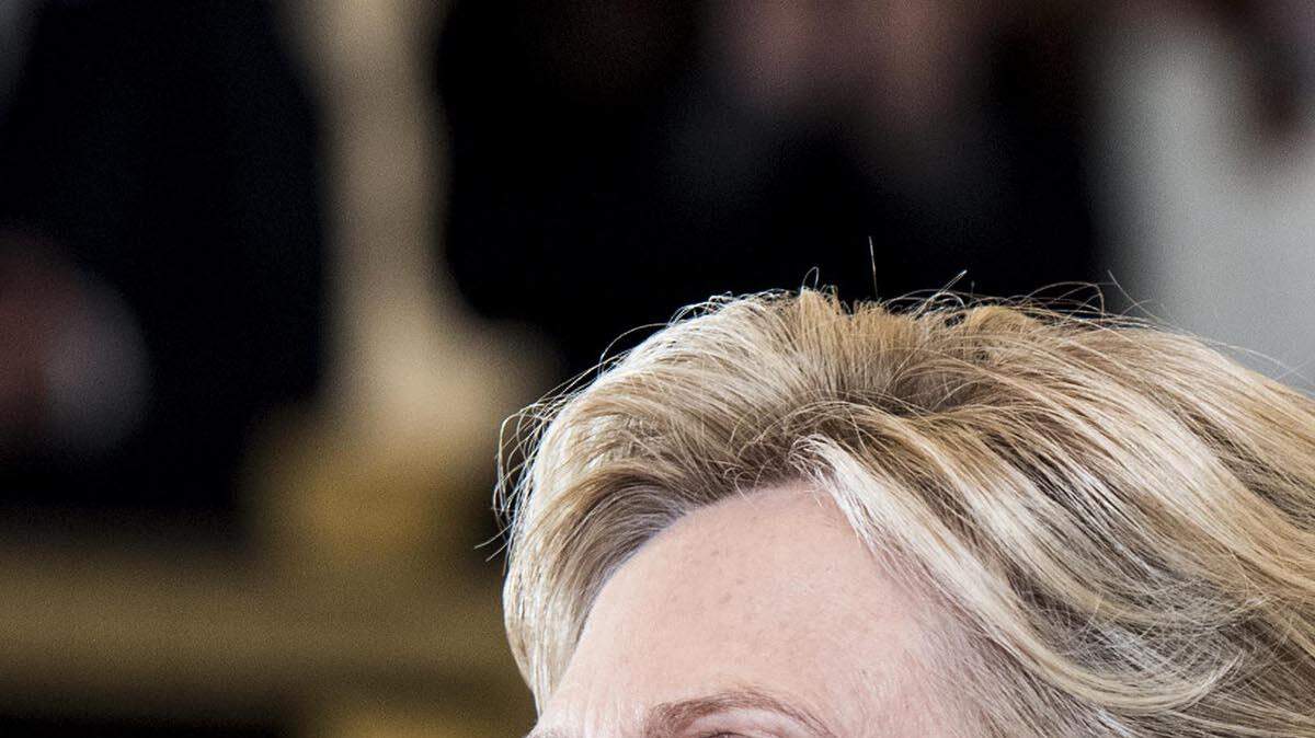 En Nueva York, Hillary Clinton da su discurso de concesión con el marido Bill detrás de ella.  