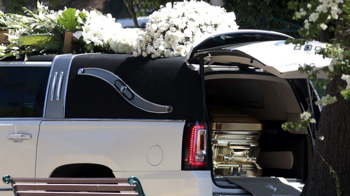 La carroza fúnebre del narcotraficante Nemesio “El Mencho” Oseguera se muestra en el cementerio Recinto de la Paz en Zapopan, estado de Jalisco, México, el 2 de marzo de 2026.