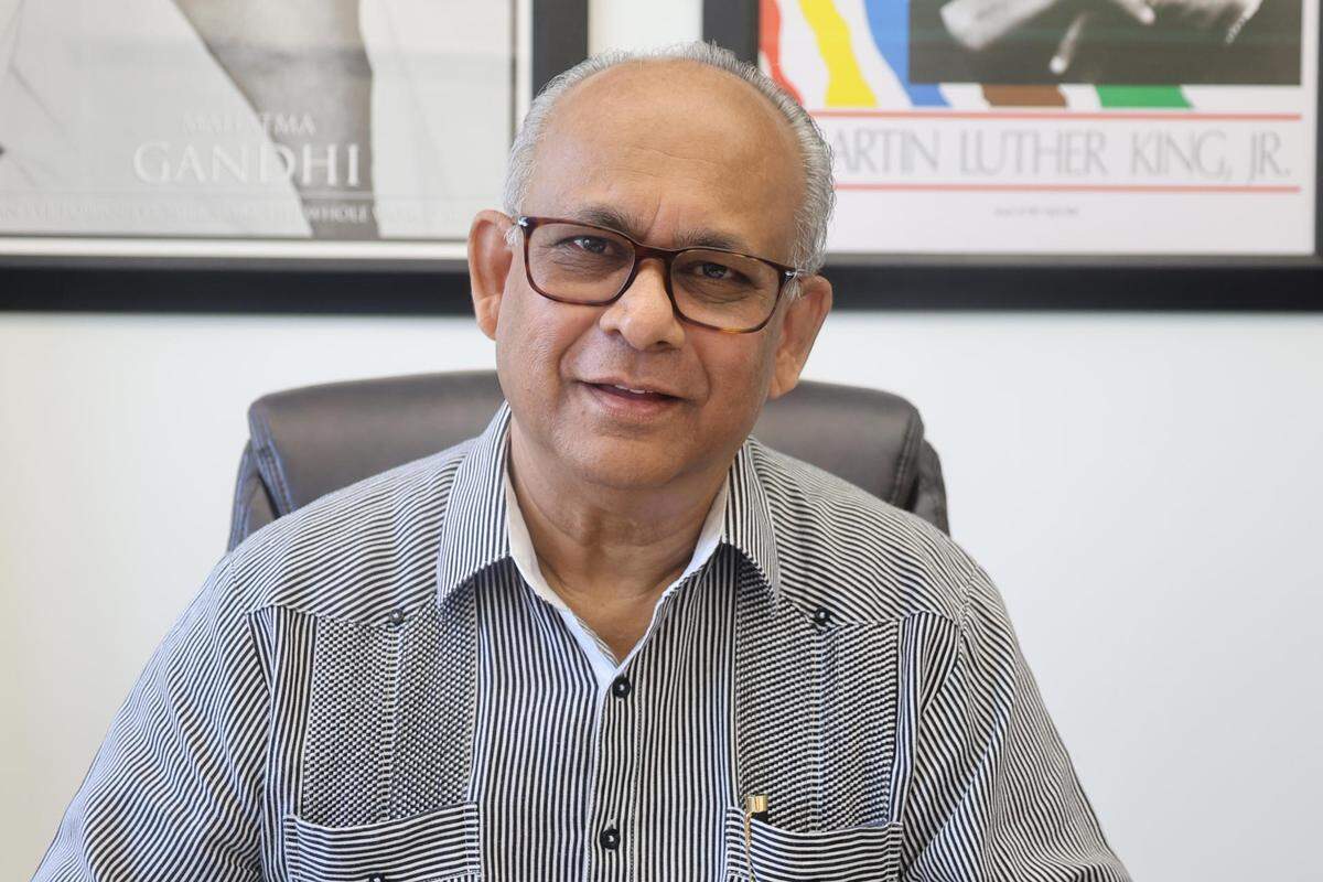 Fotografía del 20 de junio de 2025 del secretario general de la OEA, Albert Ramdin, posando en entrevista con EFE en Washington (Estados Unidos). Antigua y Barbuda, una pequeña nación caribeña, acoge del 25 al 27 de junio la 55ª Asamblea General de la OEA.