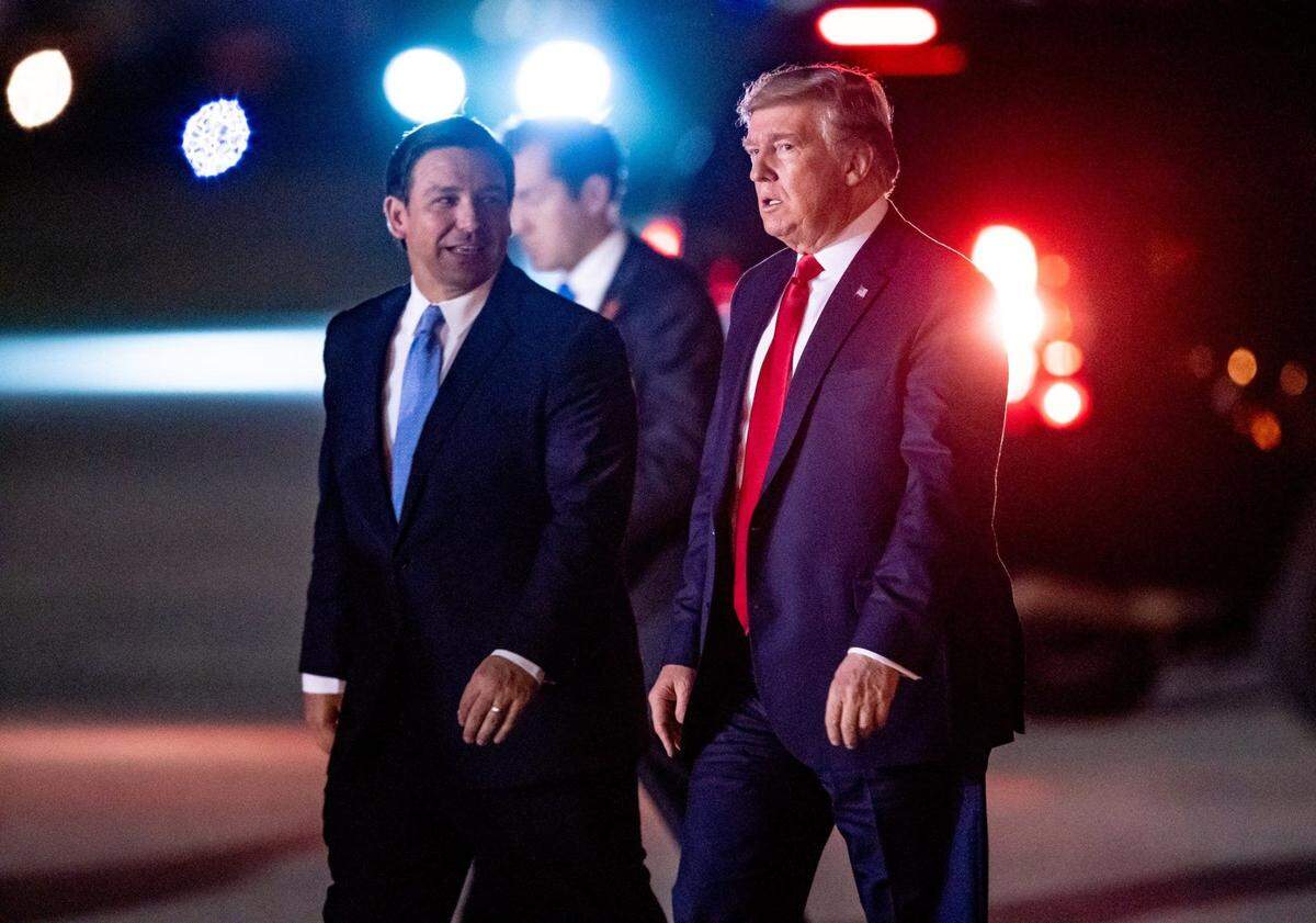 Foto de archivo. Donald Trump dejó de lado el domingo meses de críticas y burlas a Ron DeSantis, elogiando a su exrival republicano convertido en simpatizante después de que el gobernador de Florida puso fin a su campaña presidencial y otorgó su apoyo al exmandatario.
