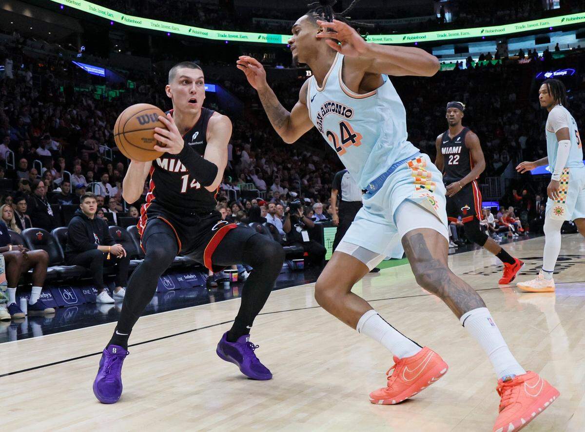 El jugador del Heat Tyler Herro trata de pasar la marca de Devin Vassell, de los Spurs de San Antonio, en el partido celebrado el 19 de enero de 2025 en Miami.