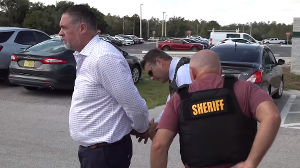 El dueño de una empresa constructora de piscinas en Florida, James Ivan Staten, fue arrestado este martes por estafar $1,5 millones a unos 140 clientes que habían ahorrado durante años, dejándolos sin piscina y con el patio de sus casas destruido, según acusaciones presentadas por la Fiscalía.
