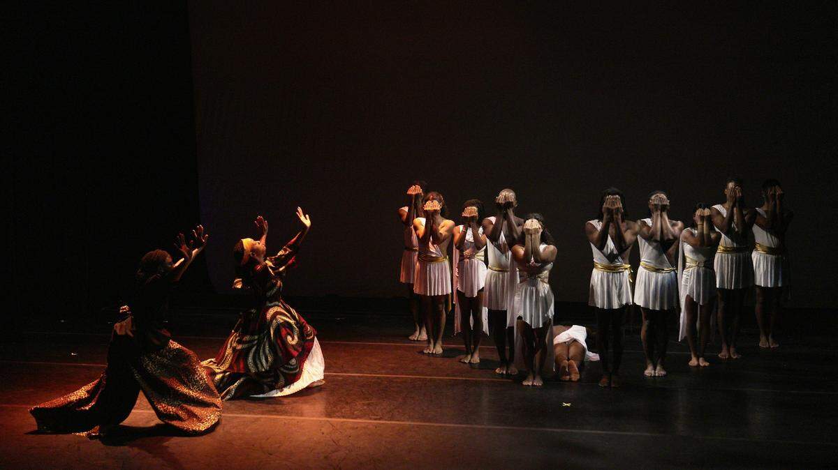 Los bailarines de Peter London Global Dance Company (PLGDC) en “Ritual Interior”, coreografía de Peter London.