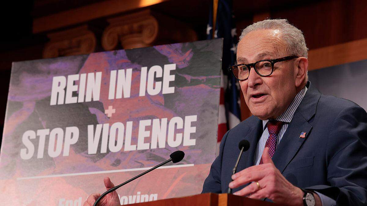 El líder de la minoría del Senado, Chuck Schumer (demócrata por Nueva York), habla en una conferencia de prensa el jueves 12 de febrero de 2026 en Washington, DC. El cartel dice “Controlar a ICE y detener la violencia). El Departamento de Seguridad Nacional cerrará si el Congreso no aprueba la legislación que financia la agencia antes del viernes.