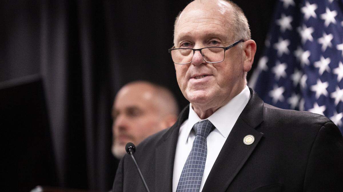 Tom Homan, “zar” de la frontera de la Casa Blanca, habla durante una conferencia de prensa en el Edificio Federal Bishop Henry Whipple el 12 de febrero de 2026 en Mineápolis, Minnesota.