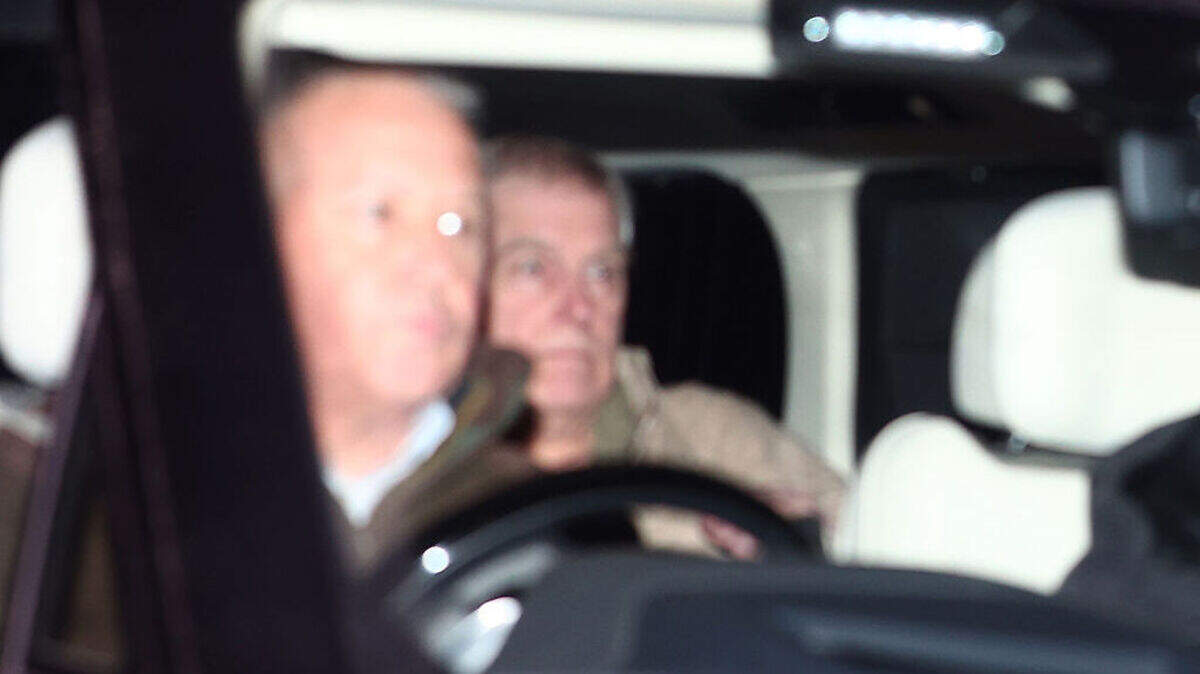 Imagen del expríncipe Andrés, que ahora lleva los apellidos Mountbatten-Windsor, tras dejar la custodia policial luego de su arresto el jueves, 19 de febrero de 2026, en Sandringham, Norfolk.