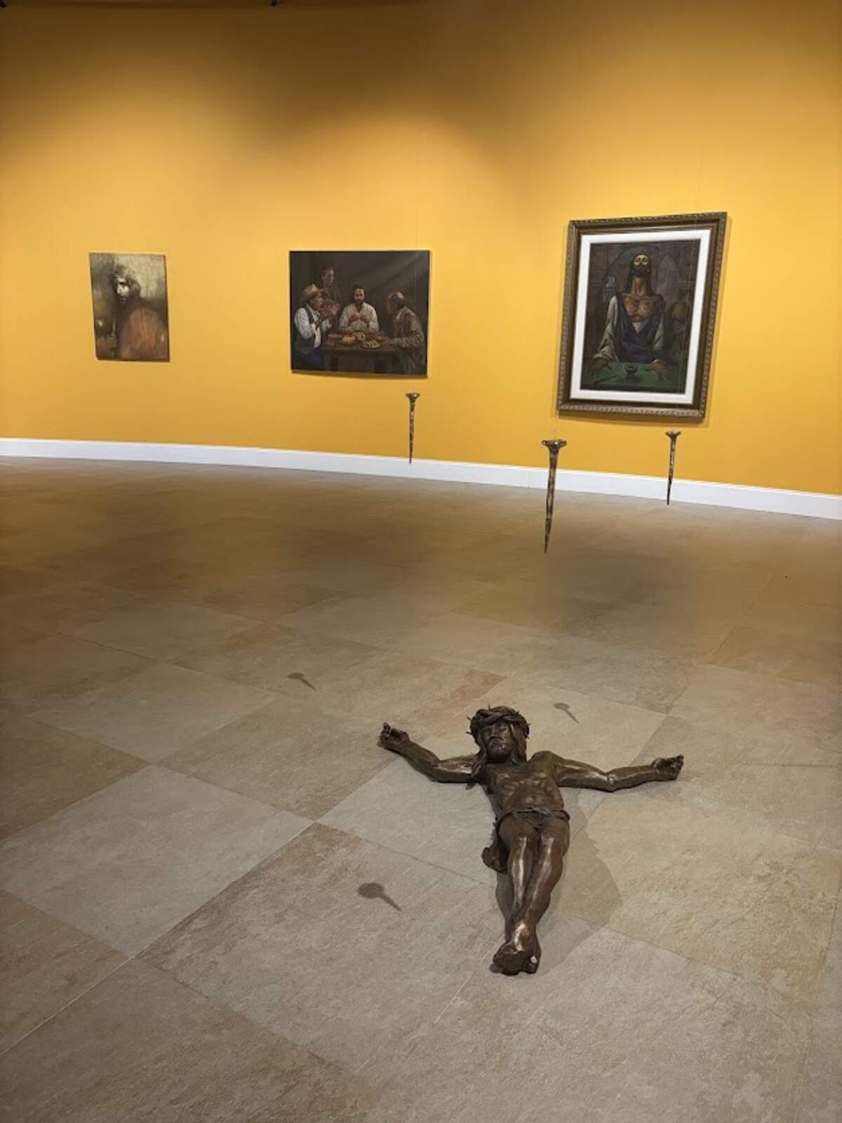 En primer plano una escultura de Natalie Plasencia. En la pared de fondo obras de Víctor Hugo Rivas, Darío Ortiz y Antonio Gattorno.