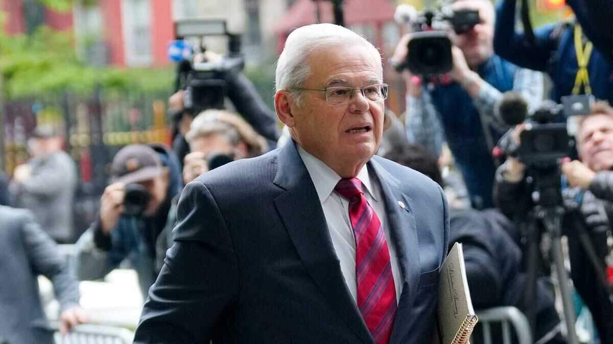 El senador federal demócrata Bob Menéndez (Nueva Jersey) se dirige a un tribunal en Manhattan, Nueva York, el lunes 13 de mayo de 2024.