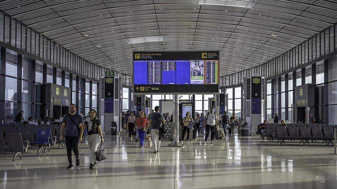 Foto de archivo del aeropuerto internacional de Tocumen, en Panamá, donde la aduana revisó el equipaje de un viajero cubano y descubrió más de $135,000 ocultos en dos mochilas, según un reporte oficial el lunes.