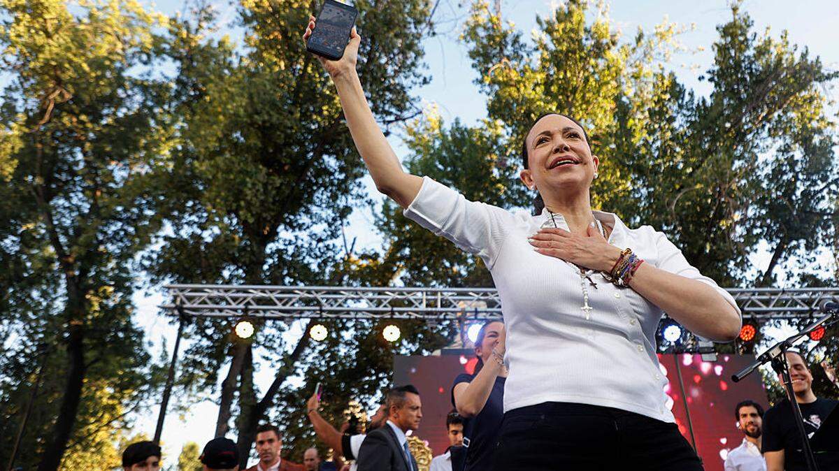 Foto de archivo donde aparece la líder opositora venezolana María Corina Machado grabando con su teléfono a los cientos de seguidores en un mitin en Santiago de Chile, el 12 de marzo de 2026. 