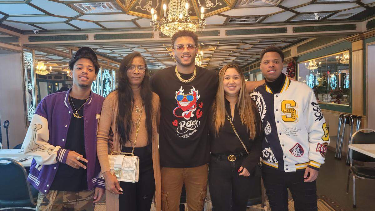 David Morrell y su familia posan en el restaurante Versailles en Miami.