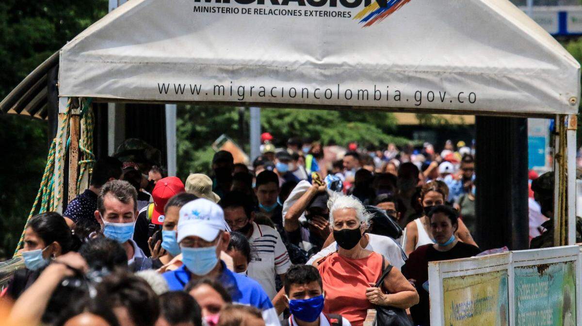 Un grupo de venezolanos cruza el Puente Internacional Simón Bolívar entre Cúcuta, Colombia y San Antonio de Táchira en Venezuela, el 4 de octubre de 2021.