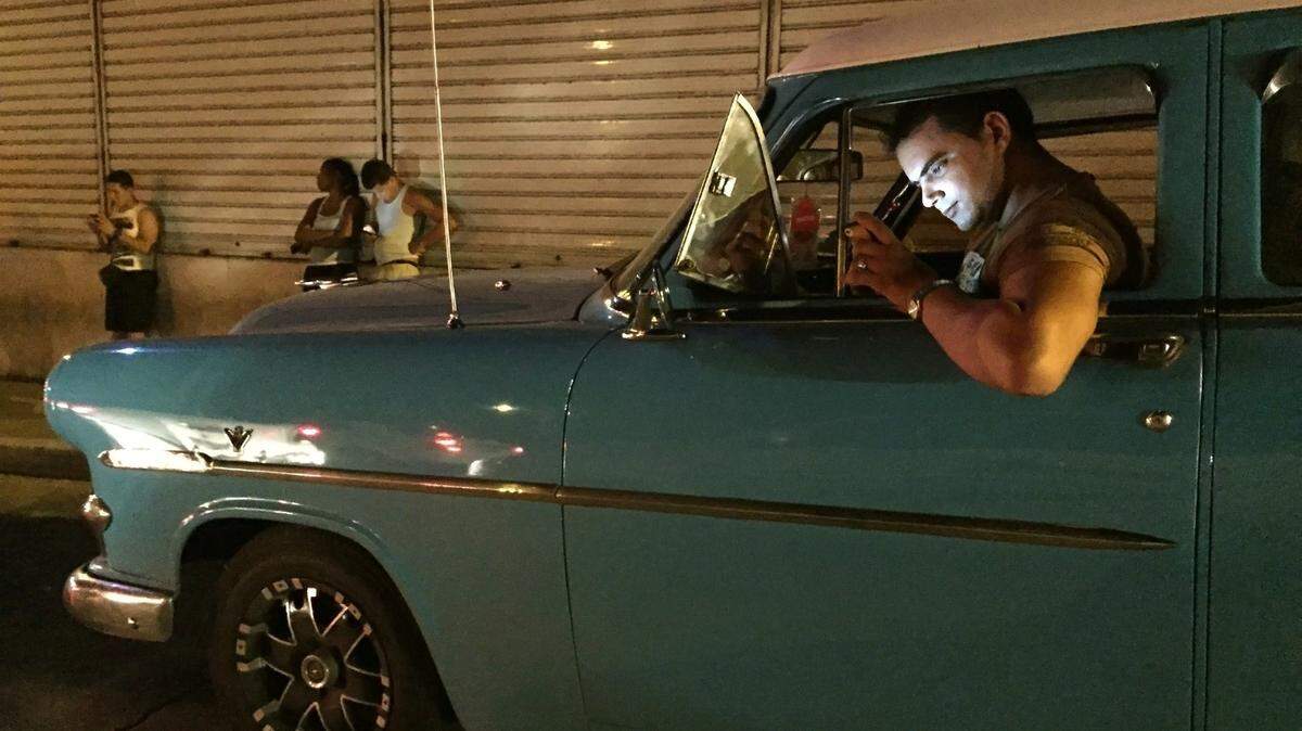Foto de archivo de cubano utilizando un punto WiFi frente al Hotel Nacional, en La Habana, el sábado 19 de septiembre de 2015.