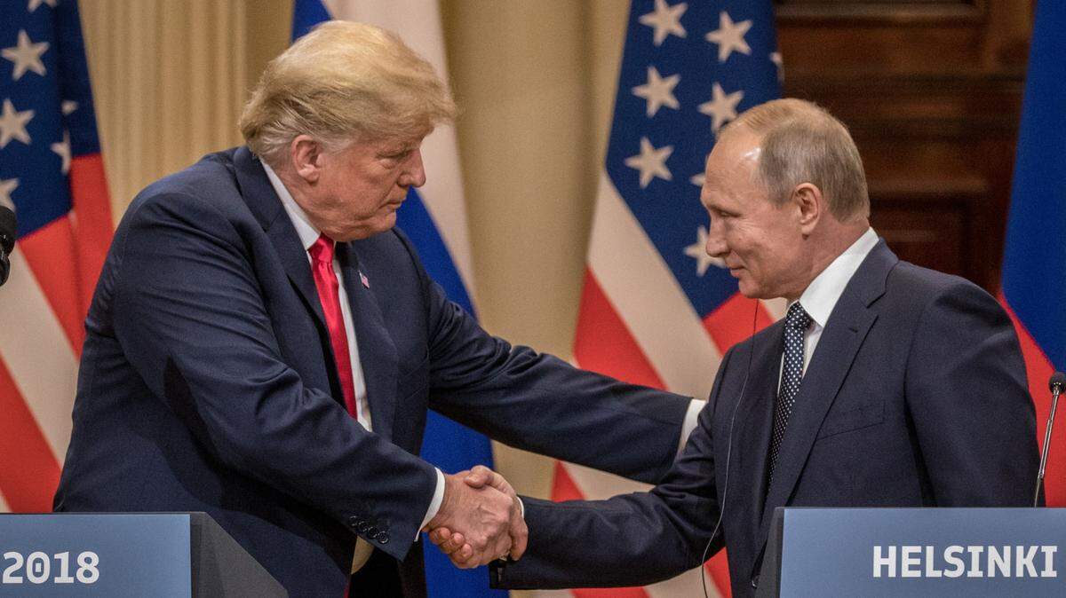 El presidente Donald Trump y mandatario ruso Vladimir Putin se saludan durante una conferencia de prensa conjunta después de un encuentro este lunes en Helsinki, Finlandia. Los dos líderes se reunieron en privado y discutieron una amplia gama de temas, incluida las acusaciones de intromisión rusa en las elecciones presidenciales del 2016.