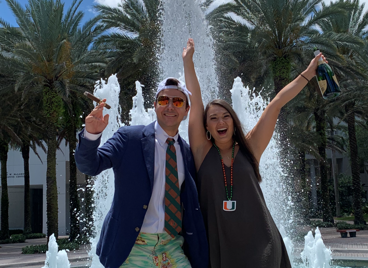 Alex Cohorsky y Remi Petit, una pareja, se tomaron sus propias fotos de graduación en el campus de la Universidad de Miami el 28 de abril, el último día de sus clases en línea, porque no tendrán una ceremonia formal de graduación hasta diciembre de 2020.