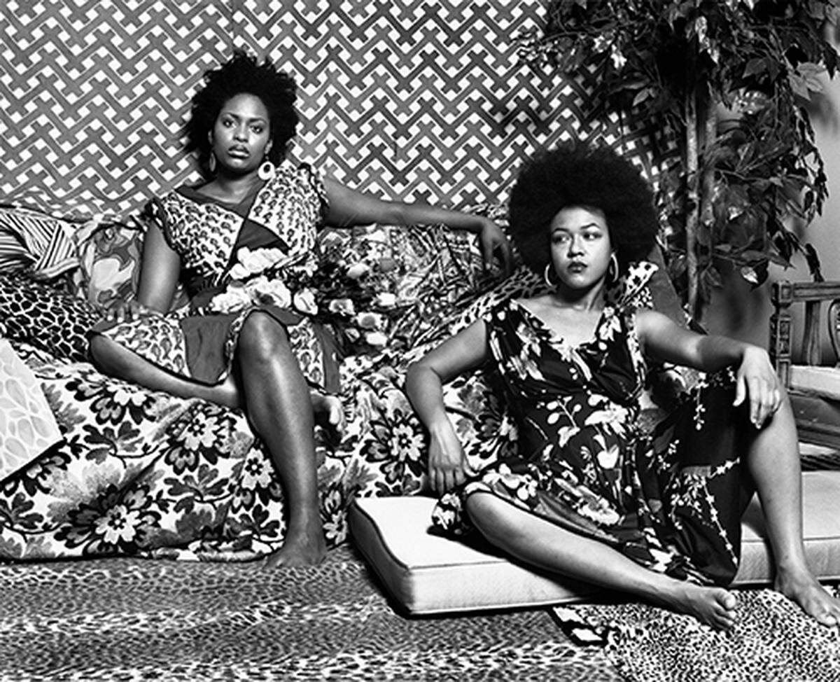 'A Moment’s Pleasure in Black and White', 2006, de Mickalene Thomas. Impresión cromogénica, 14 x 17 pulgadas.