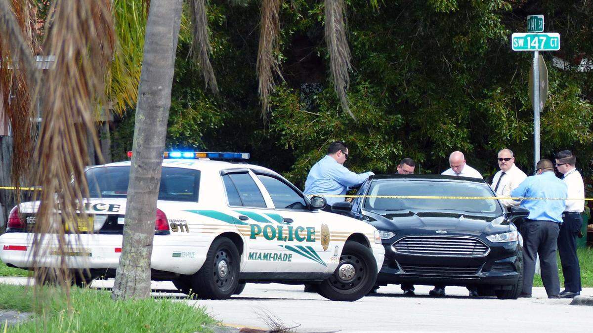 Investigadores de la policía de Miami-Dade examinan la escena de dos asesinatos, el sábado en una casa en el suroeste de Miami.