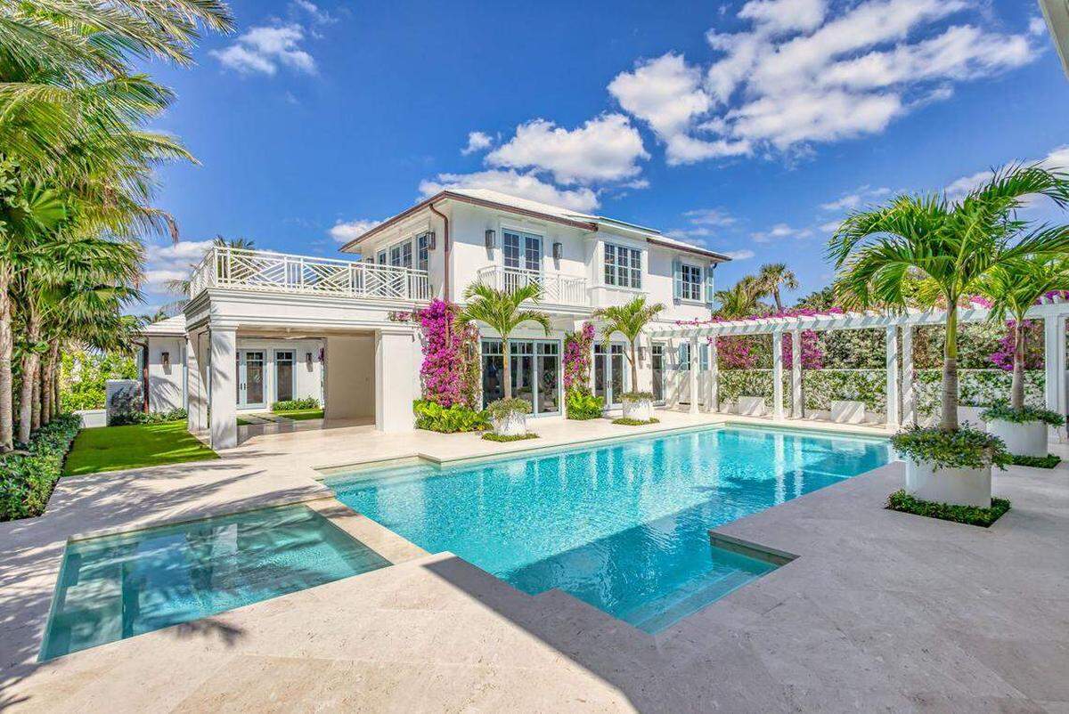 La propiedad de 16,500 pies cuadrados cuenta con una residencia principal y una casa de huéspedes conectadas por un exuberante paisaje y un patio estilo resort con piscina, spa y cocina de verano.