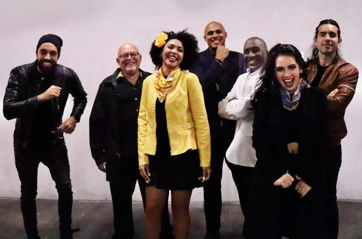 PALO! es alegría. De izquierda a derecha: Dayron Gallardo, Steve Roitstein, Dannah Santiago, Aldo Salvent, Julio César Rodríguez Delet, Miriam Mar y Otto Santana. 