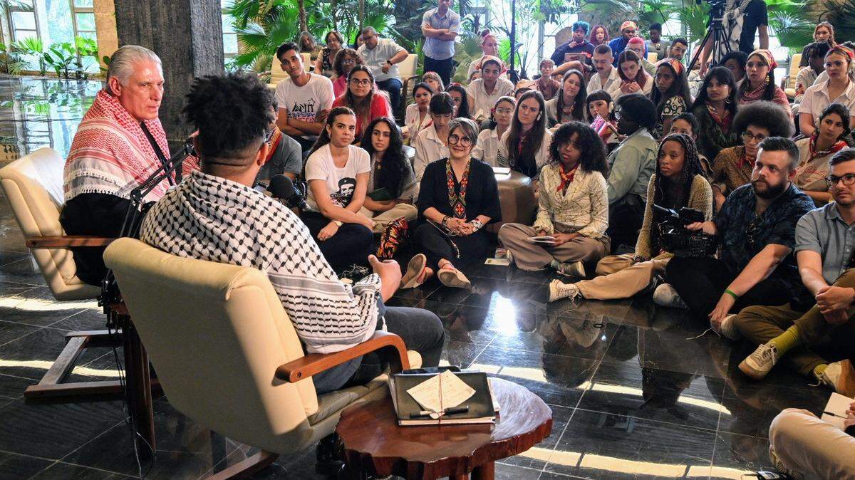 El gobernante Miguel Díaz-Canel se reúne con jóvenes de EEUU para intercambiar sobre la “realidad” de Cuba, en el Palacio de la Revolución de La Habana, el 11 de junio de 2024.