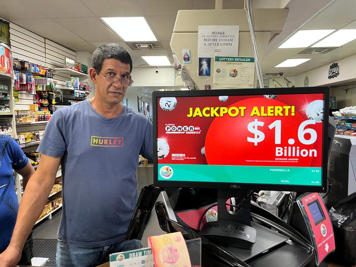 En una tienda de Miami Beach, la pizarra electrónica de la Lotería de Florida seduce al mostrar la suculenta suma del premio gordo del Powerball del sábado 5 de noviembre de 2022: $1,600 millones de dólares.
