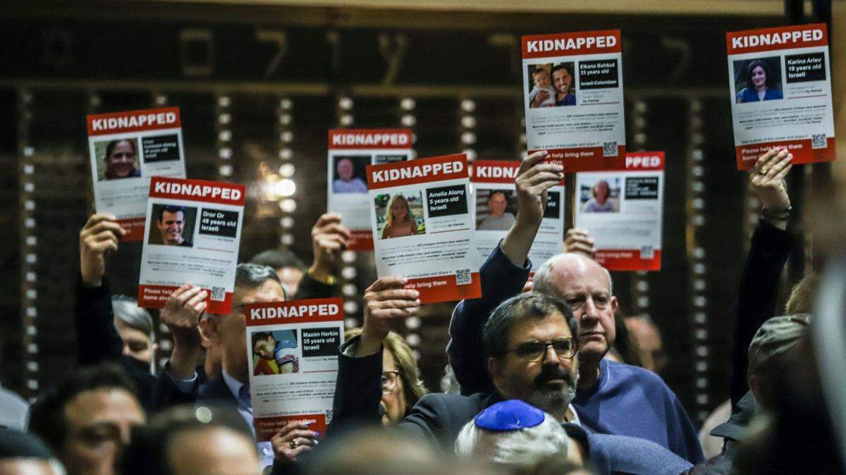La comunidad judía sostiene carteles de israelíes secuestrados por Hamás en una reunión en en la sinagoga Adat Shalom en Farmington Hills, Michigan, el 7 de noviembre de 2023.
