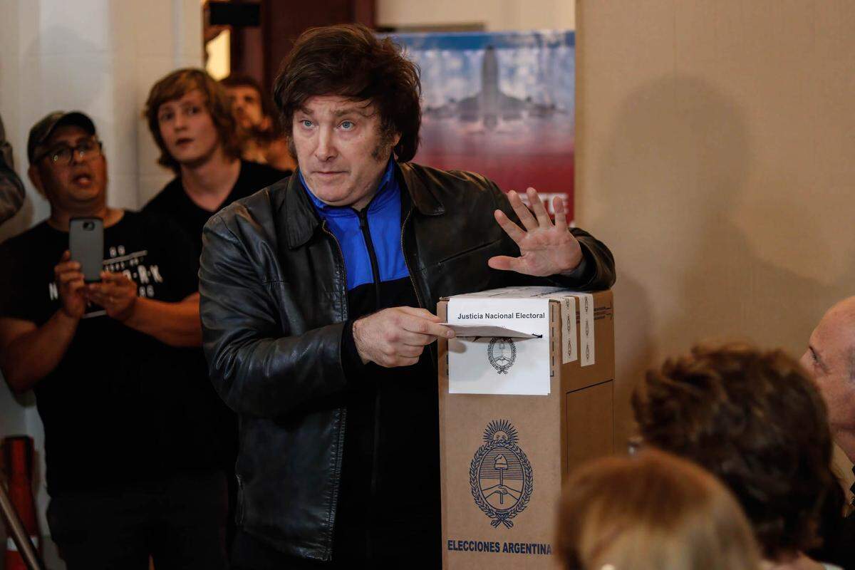 Javier Milei emite su voto en las elecciones presidenciales argentinas, el 22 de octubre de 2023 en Buenos Aires.