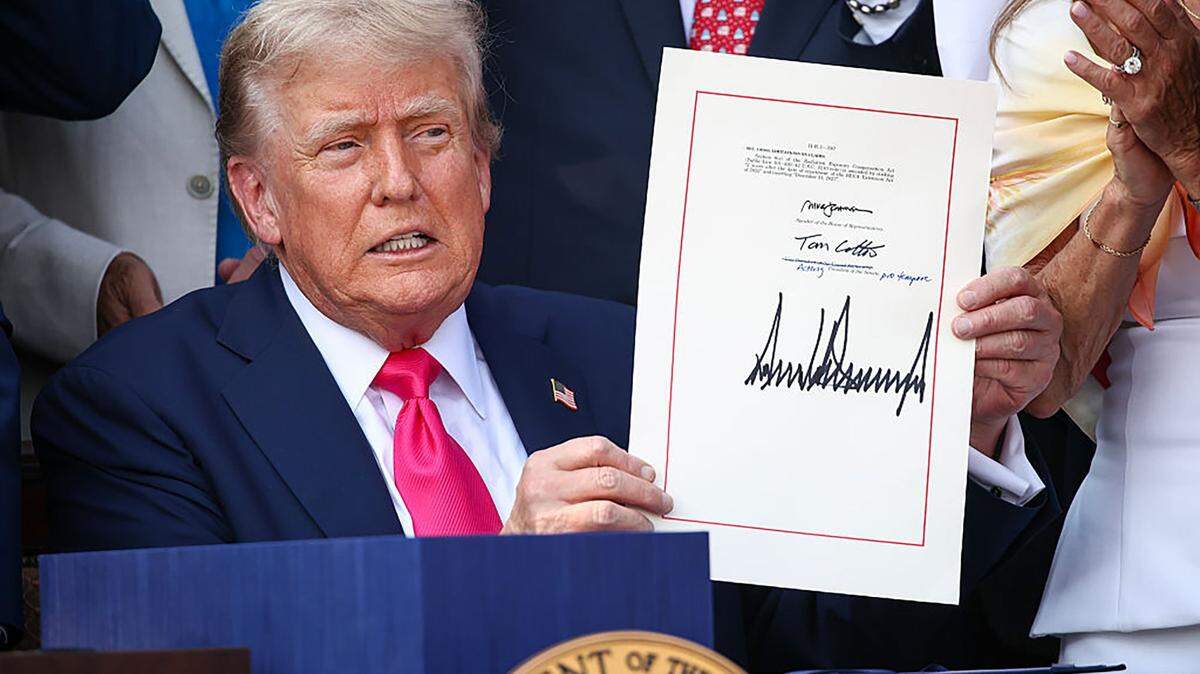 EL PRESIDENTE Donald Trump, acompañado por legisladores republicanos, promulga el Big Beautiful Bill durante un picnic familiar militar en la Casa Blanca el 4 de julio.