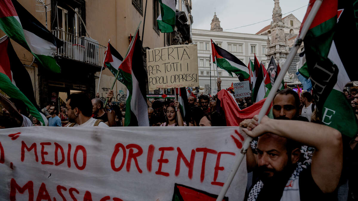 Un momento de la manifestación por Palestina en Nápoles, Italia, el 16 de septiembre de 2025, tras los bombardeos de anoche en Gaza. Miles de personas salieron a las calles para protestar en varias ciudades italianas.