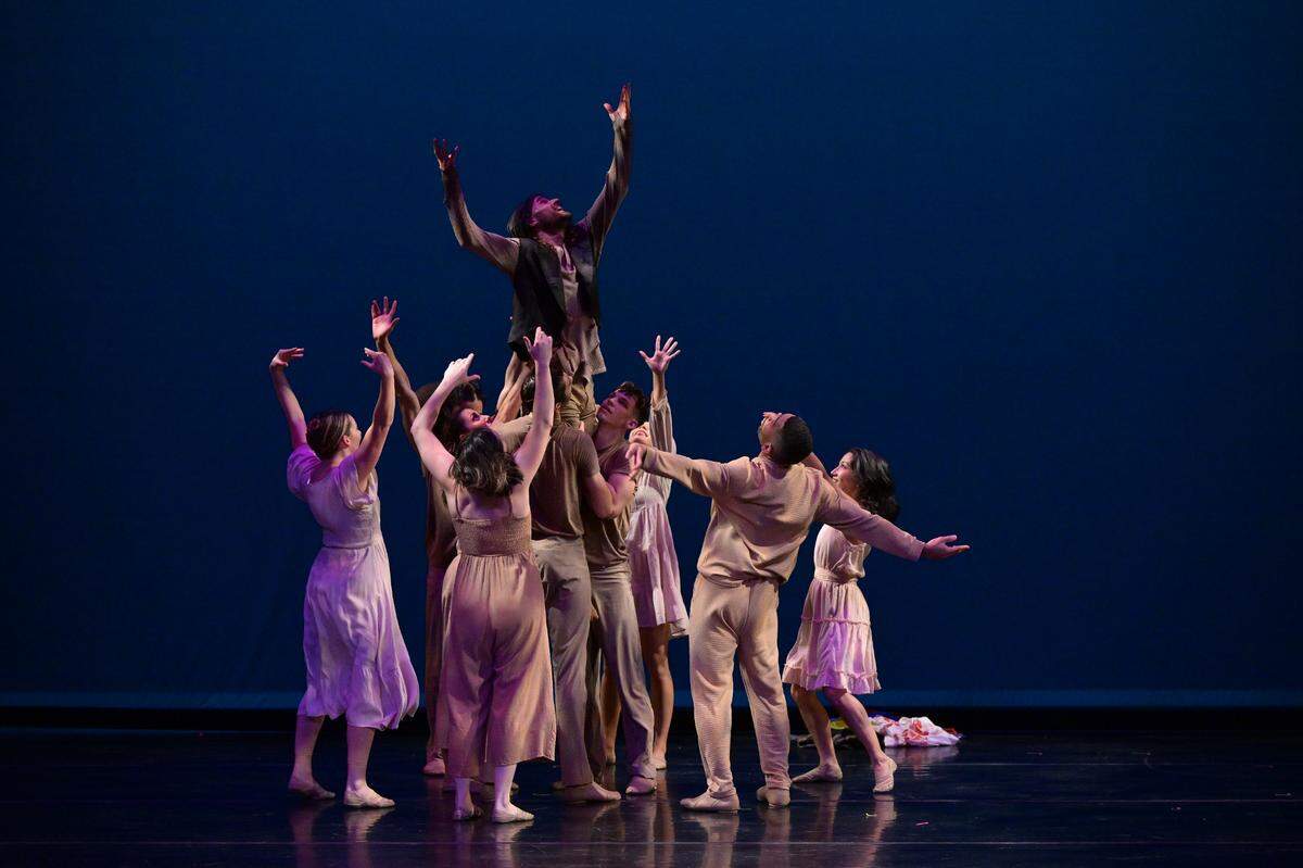 Los bailarines de Dance NOW! Miami (DNM), con Rafael Ruiz del Vizo (al centro, elevado) en “Gli Altri/The Others”, coreografía de Hannah Baumgarten y Diego Salterini.