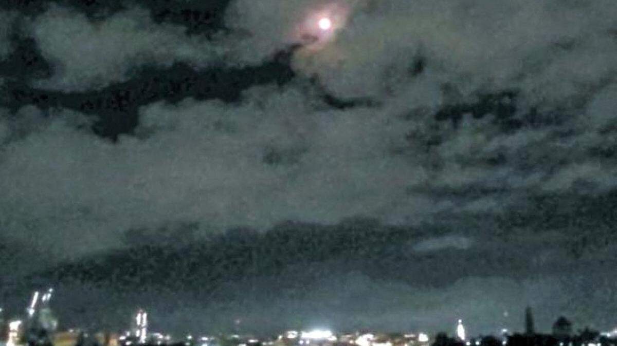 Un misil iraní interceptado se ve en Jerusalén el 1 de octubre de 2024 aproximadamente a las 20:00 horas (The Yomiuri Shimbun) (Foto de Toshiyuki Fukushima/Yomiuri/The Yomiuri Shimbun vía AFP)