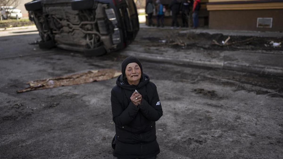 Tanya Nedashkivs’ka, 57, mourns the death of her husband, killed in Bucha, on the outskirts of Kyiv, Ukraine, Monday, April 4, 2022. (AP Photo/Rodrigo Abd)