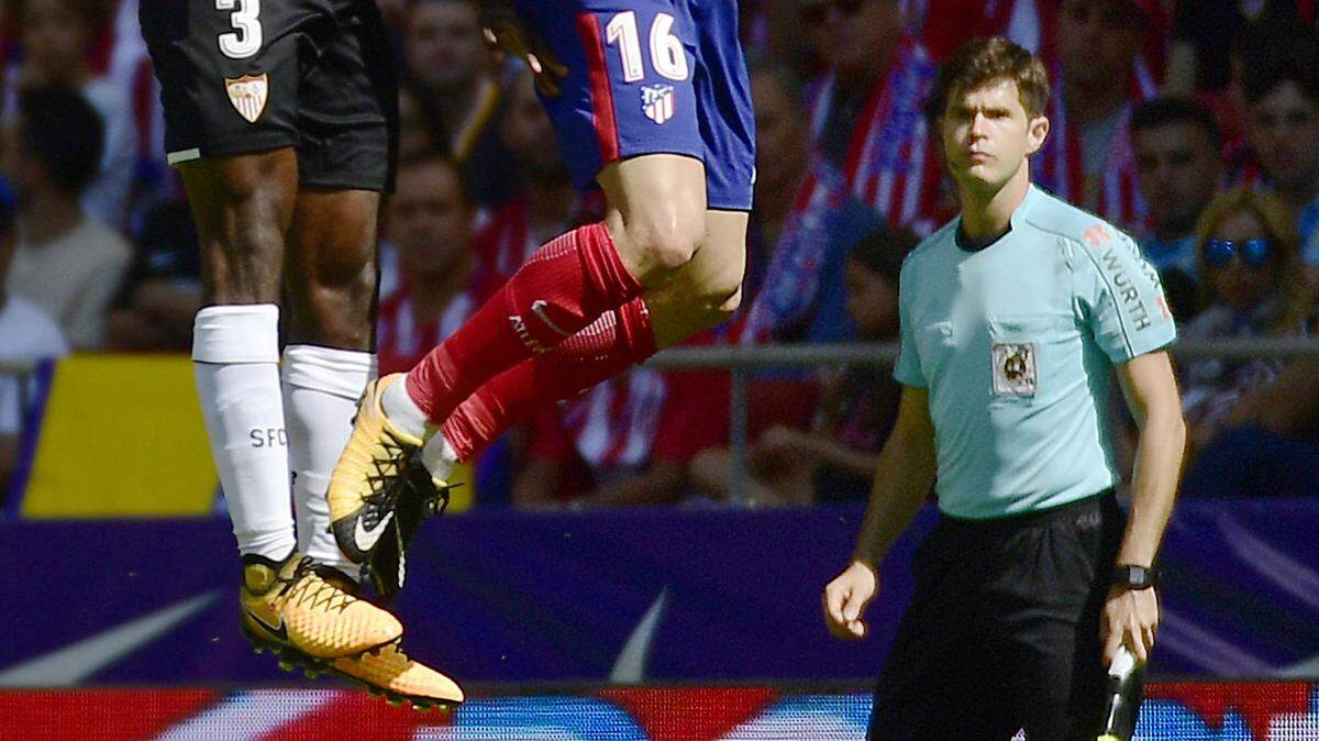 Cesar Noval Font participa como árbitro asistente en un partido de la liga española entre el Atlético de Madrid y el Sevilla, el 23 de septiembre de 2017.
