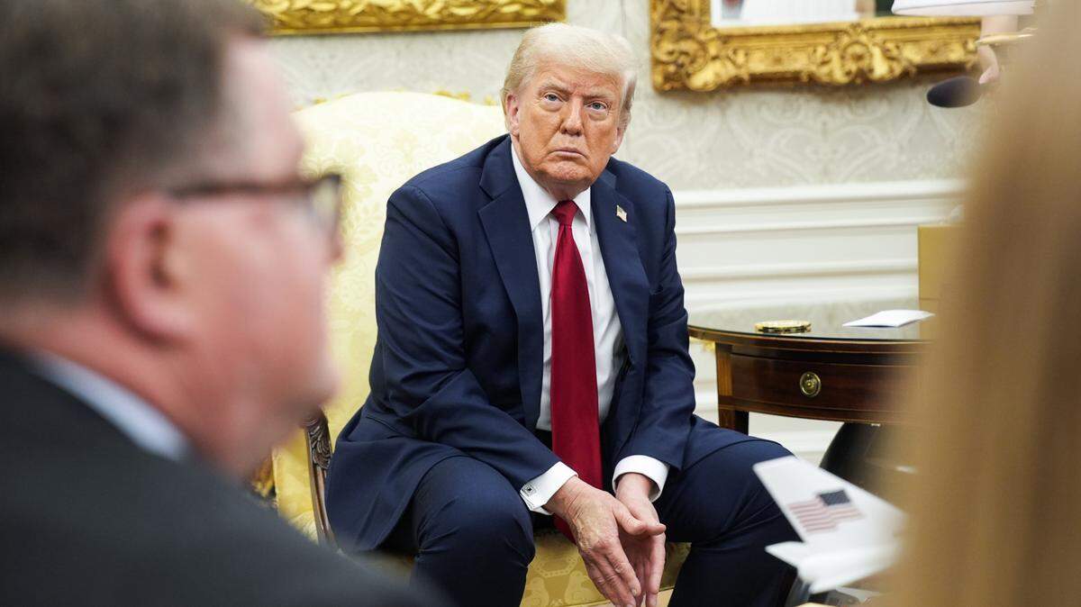 El presidente de Estados Unidos, Donald Trump, escucha durante una reunión con el secretario general de la OTAN, Mark Rutte, en el Despacho Oval de la Casa Blanca en Washington, el 14 de julio de 2025. Foto de Yuri Gripas/Pool/Sipa USA.