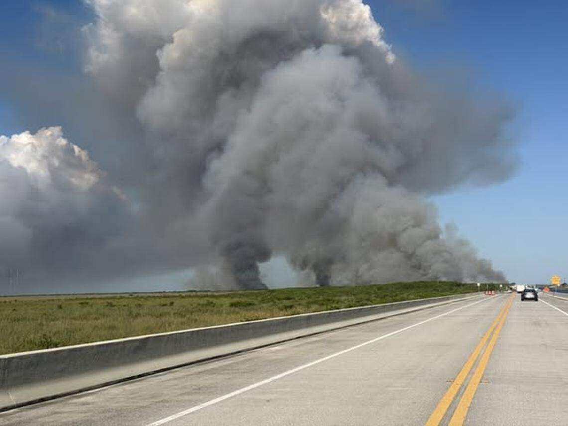 Densas columnas de humo podrían extenderse a más zonas del Condado Miami-Dade y Broward, advirtieron las autoridades este miércoles 29 de abril de 2029.