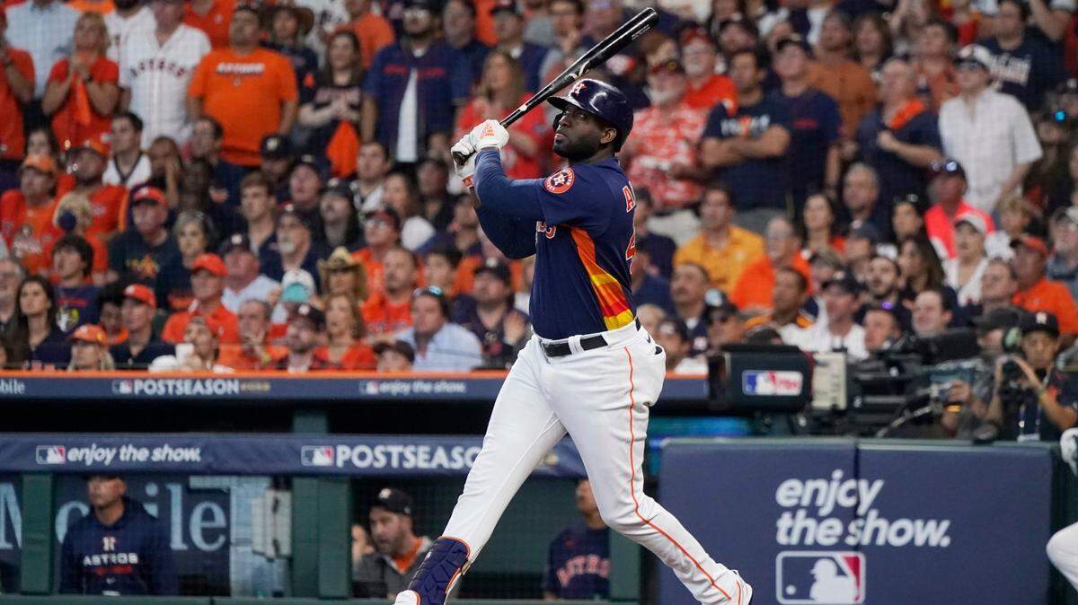 El pelotero cubano de los Astros Yordan Álvarez pega un jonrón en el sexto inning ante los Marineros de Seattle, en el segundo partido de la Serie Divisional de la Liga Amercana, celebrado el 13 de octubre de 2022 en Houston.