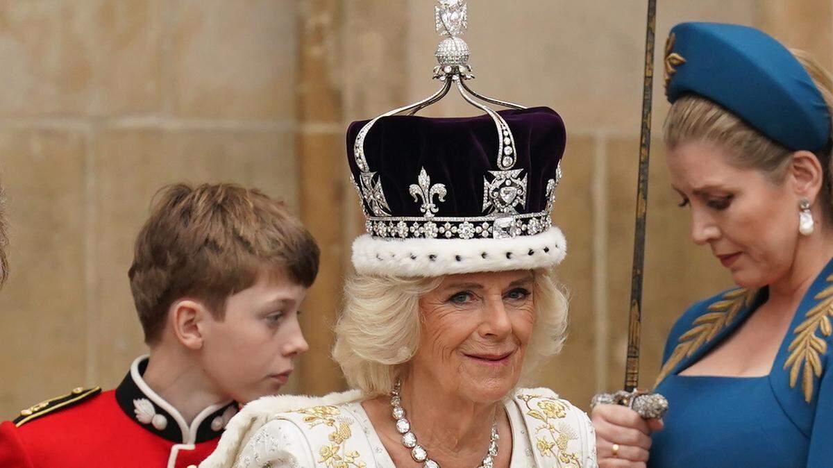 La reina Camila abandona la Abadía de Westminster en el centro de Londres después de la ceremonia de coronación.