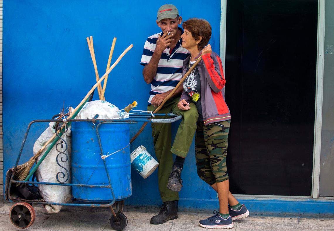 Empleados limpian una calle en la ciudad de Holguín, en el este de Cuba, el 3 de abril del 2018. Miguel Díaz-Canel fue primer secretario del PCC en esa provincia y ahora se espera que se convierta en el primer gobernante de la isla que no lleve el apellido Castro.