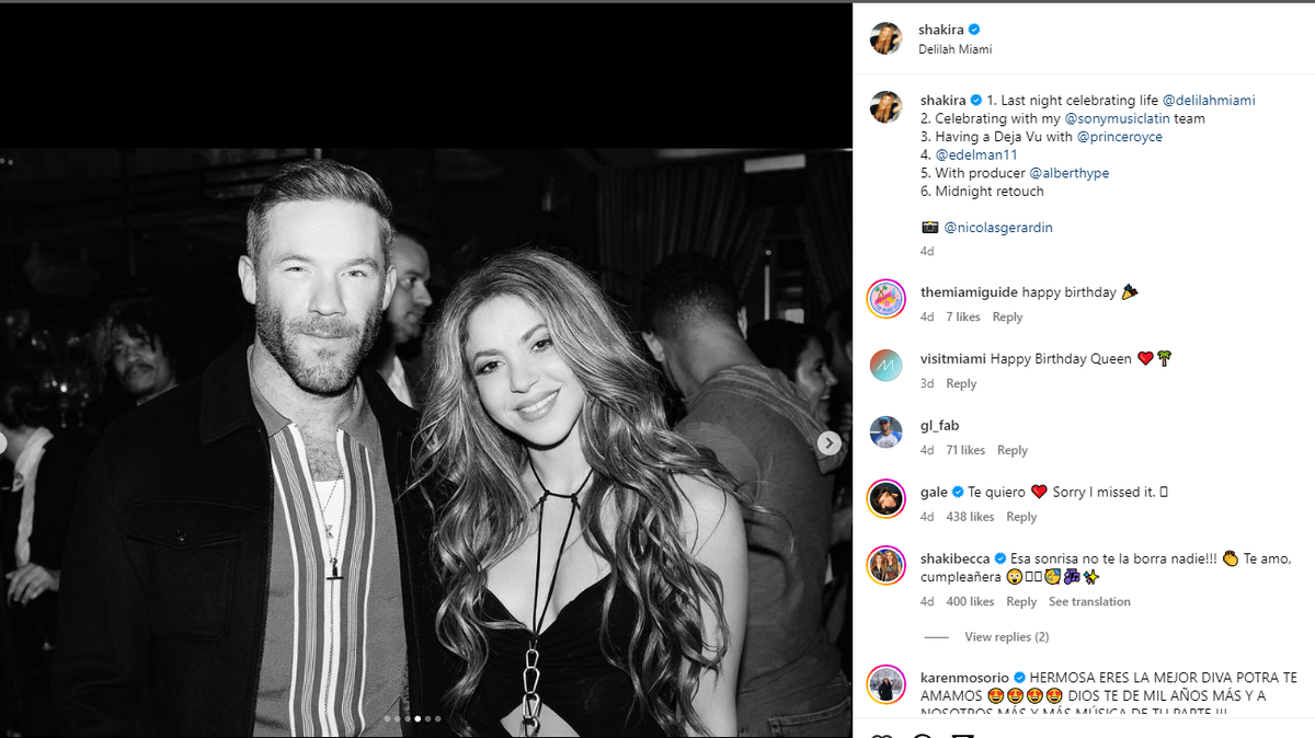 Shakira posando con el exjugador de fútbol americano Julian Edelman