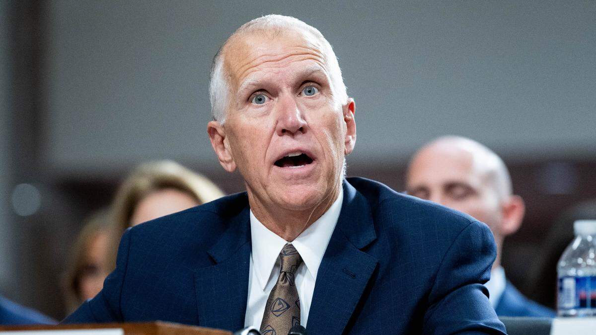 El senador federal Thom Tillis, republicano de Carolina del Norte, participa en una audiencia en el Capitolio en Washington, DC, el 6 de mayo de 2025. Tillis anunció el domingo que no buscará la reelección en 2026.