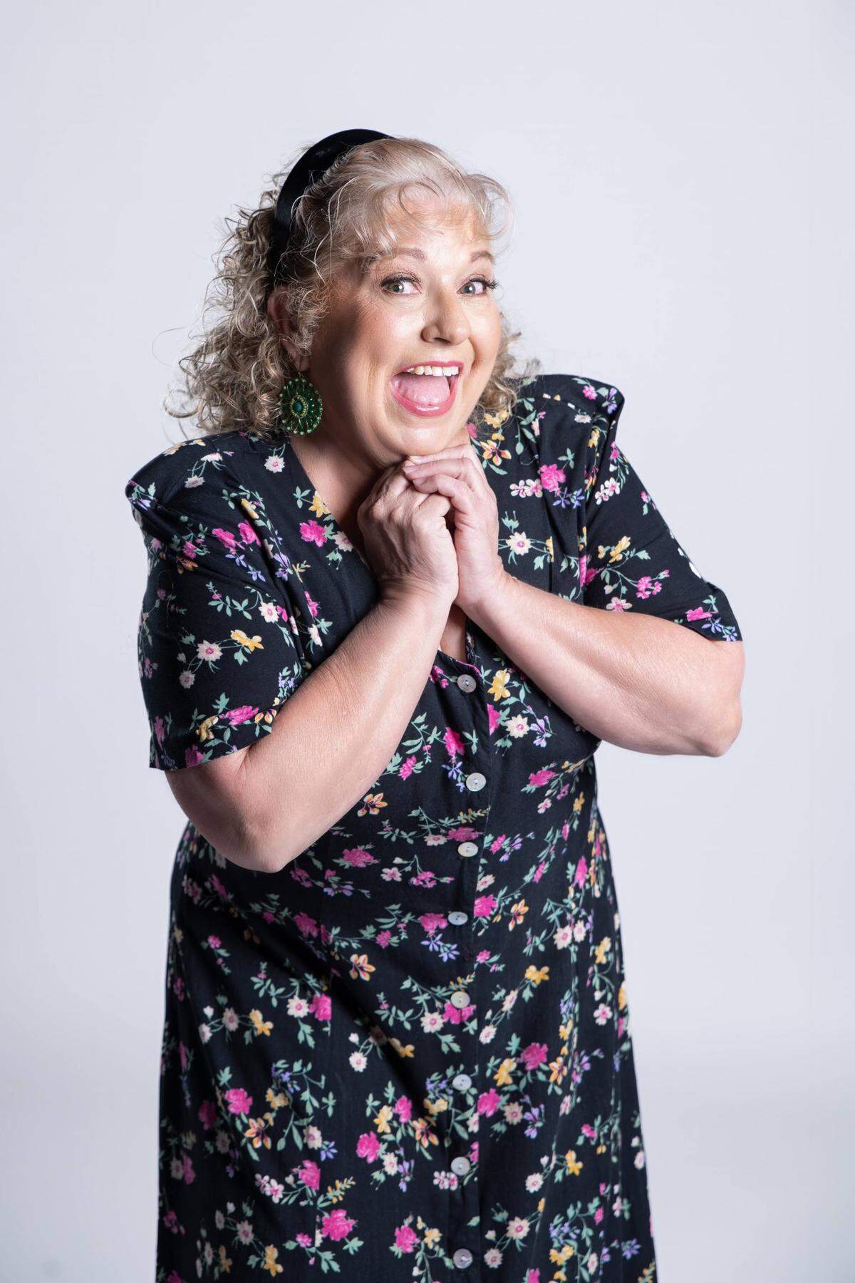 Alicita Lora tiene el papel de Zoila, la antigua criada de Beba que viene con ella a Miami y es el detonante de la comedia en el primer acto de “La Señora de La Habana”. En el segundo acto le toca interpretar a una prima de la alta sociedad que recuerda a la difunta en el velorio. 