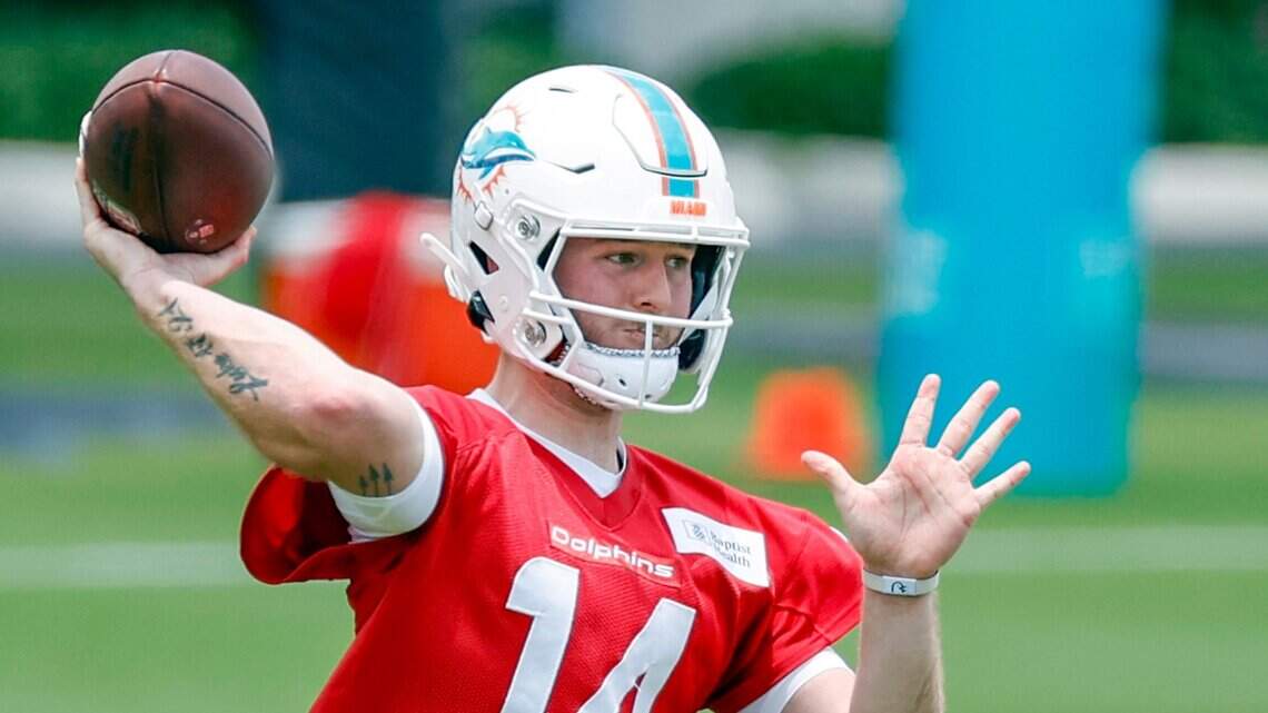 Sin lanzar aún un solo pase en la NFL, novato de los Dolphins consigue millones con famosa empresa de cromos