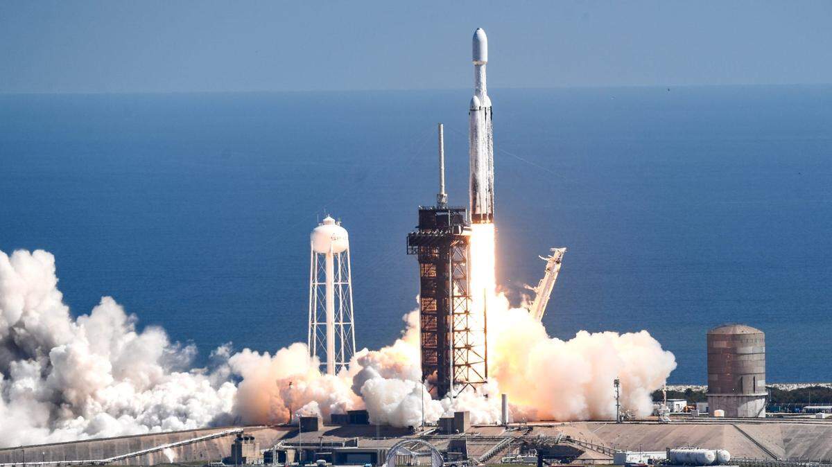 El cohete SpaceX Falcon Heavy despega con la sonda de la NASA Europa Clipper, el lunes 14 de octubre de 2024, desde el Centro Espacial Kennedy en Cabo Cañaveral, Florida. 