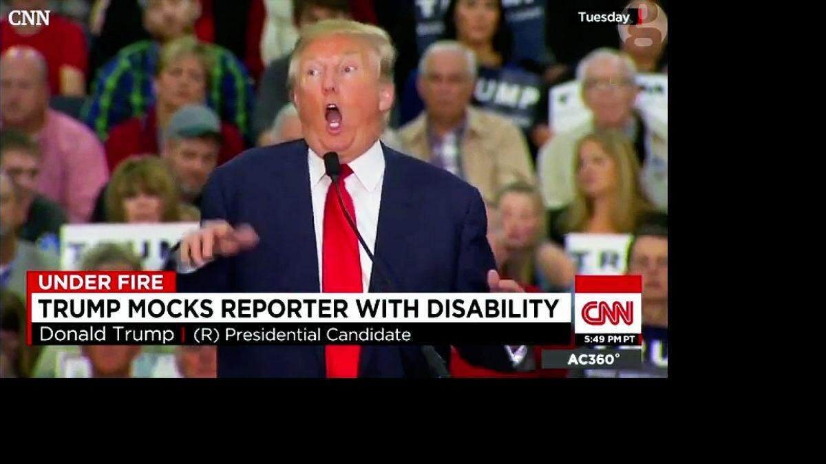 El precandidato presidencial republicano Donald Trump se burla de un reportero discapacitado durante un acto de campaña en South Carolina, el martes 24 de noviembre.