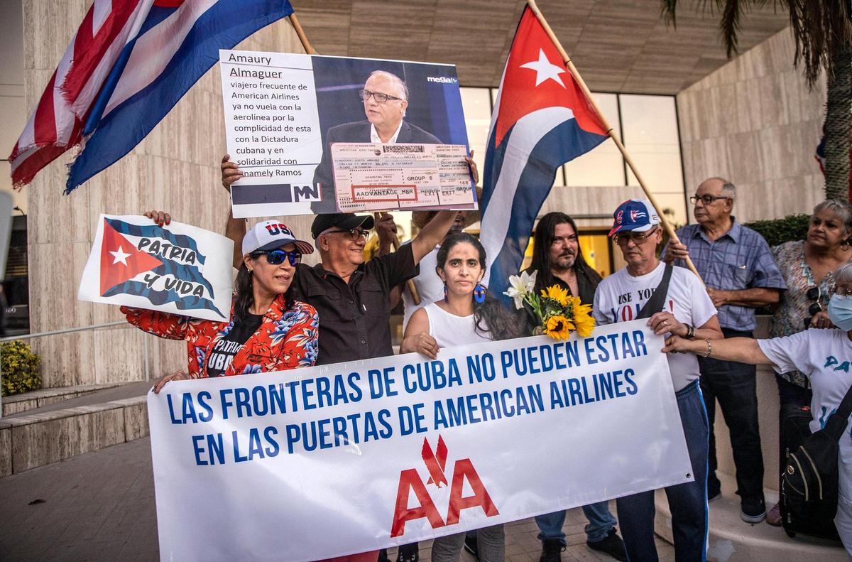 La marcha de este viernes, febrero 18 de 2022, salió del Restaurante Versailles y llegó hasta las oficinas de American Airlines, ubicadas en el 901 Ponce de Leon, Coral Gables.