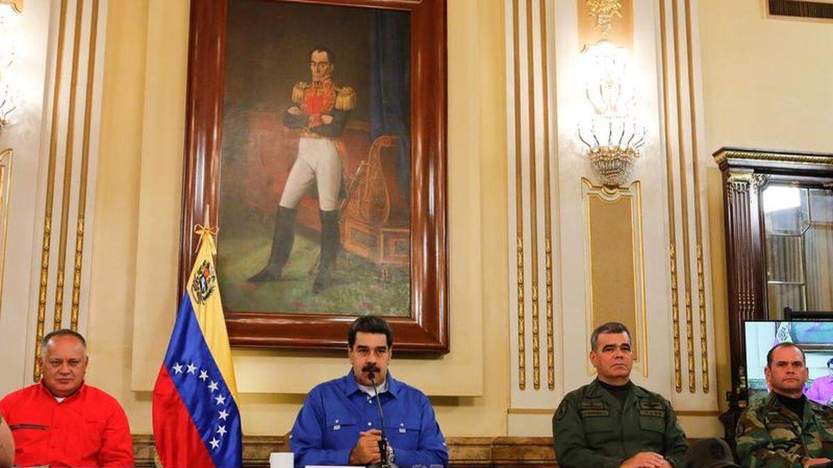 Fotografía cedida por la oficina de Prensa de Miraflores, donde se observa al gobernante de Venezuela, Nicolás Maduro, al centro.