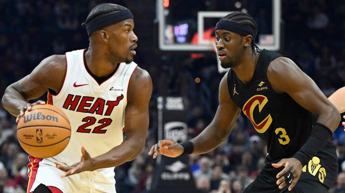 El jugador del Heat de Miami Jimmy Butler (izq.) trata de pasar la marca de Caris LeVert, de los Cavaliers, en el partido celebrado el 20 de marzo de 2014 en Cleveland.